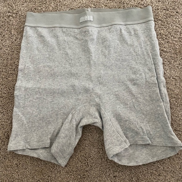 Skims Ribbed Boxer Shorts - Picture 2 of 4